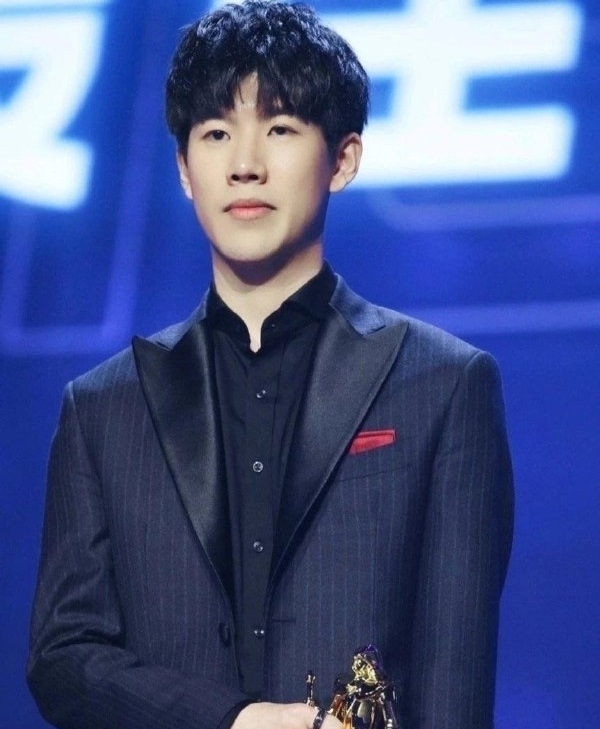 牌局如人生，看清形势比拿到好牌更重要。（人生如牌局，洞察局势胜过手中好牌）