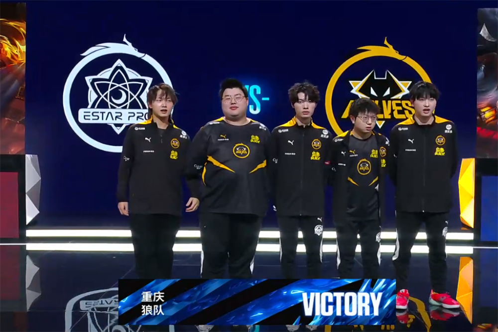 扎金花实战案例：用一对 2 赢下全场，解析这背后的心理压制过程。（扎金花对局复盘：一对2如何打崩全场的心理战）